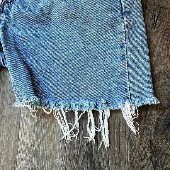 LondonJean | Vintage Denim Distressed Shorts Women’s Size 10 | Medium Wash - Picture 5 of 11